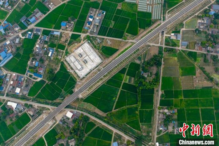 空中俯瞰綿竹牽引變電所和川青鐵路成黃段鐵路線?！⒅铱?攝