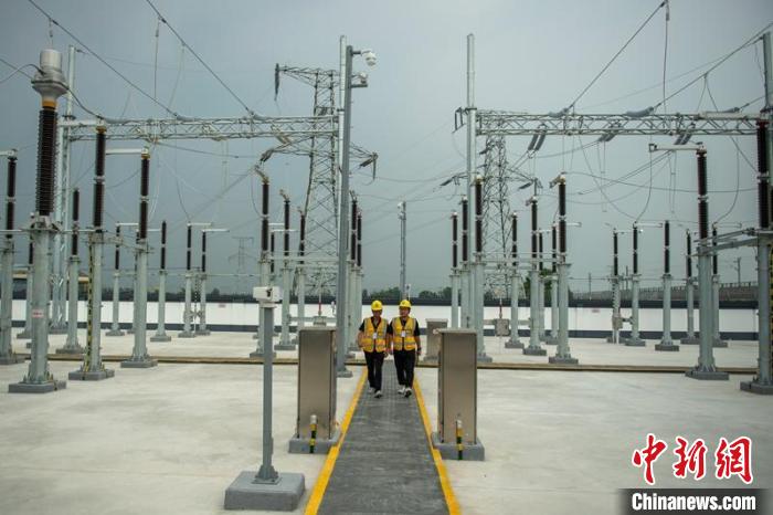 工作人員正在綿竹牽引變電所內(nèi)巡查設(shè)備受電運行情況。　劉忠俊 攝