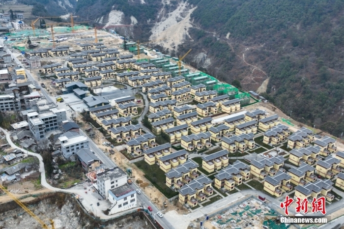 圖為2月1日，瀘定磨西鎮(zhèn)震后重建的安置小區(qū)。(無人機(jī)照片)<a target='_blank' href='/'><p  align=