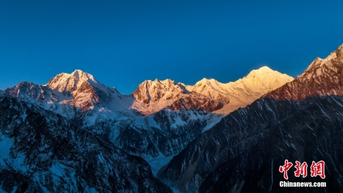 圖為2月1日，清晨陽光照在貢嘎雪山上，出現(xiàn)“日照金山”景觀。(無人機照片)<a target='_blank' href='/'><p  align=