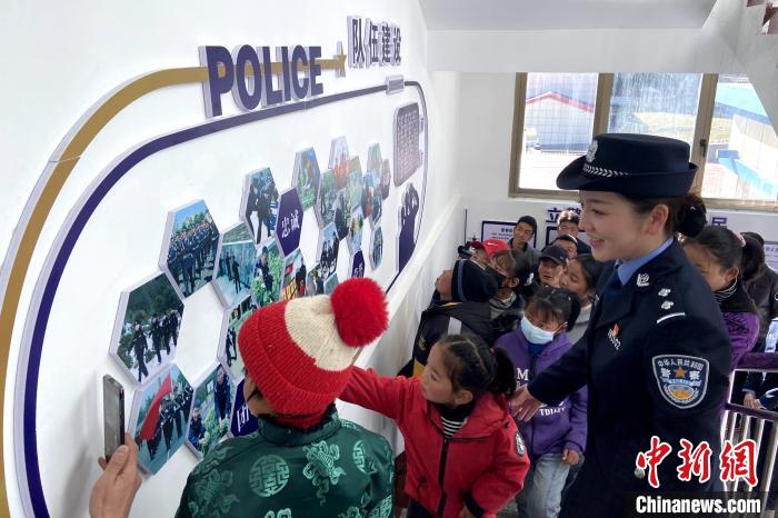 山南邊境管理支隊勒布邊境派出所舉行警營開放日活動，邀請駐地民眾進(jìn)警營，了解民警工作生活。　莊冀 攝