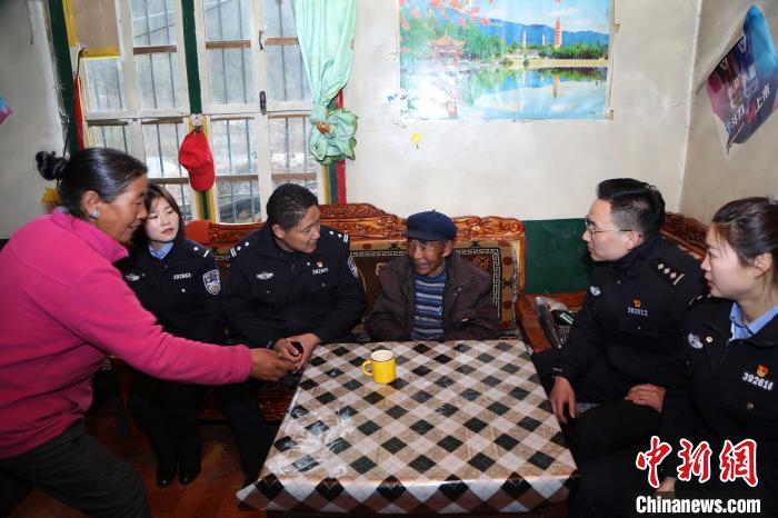 亞東出入境邊防檢查站民警走訪慰問轄區(qū)困難群眾?！堄陱?qiáng) 攝
