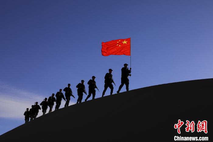 日喀則邊境管理支隊幾腳橋邊境檢查站民警在轄區(qū)開展巡邏工作?！↓埿▲P 攝