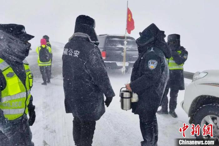 強(qiáng)降雪后，西藏安多縣警方在國道109線唐古拉山段開展除雪保通工作?！“捕嗫h公安局 供圖 攝