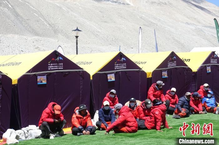 5月9日，登山隊(duì)員在珠峰北坡登山大本營(yíng)歇息?！∪轿木?攝