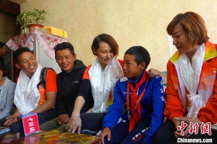 圖為世界冠軍在拉薩進行家訪，與青少年運動員聊天?！∪轿木?攝