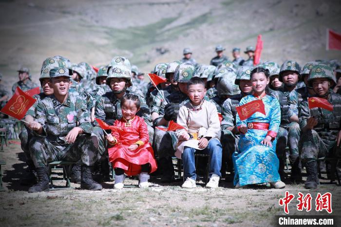 圖為駐地小朋友參加此次活動(dòng)?！?普布扎西 攝