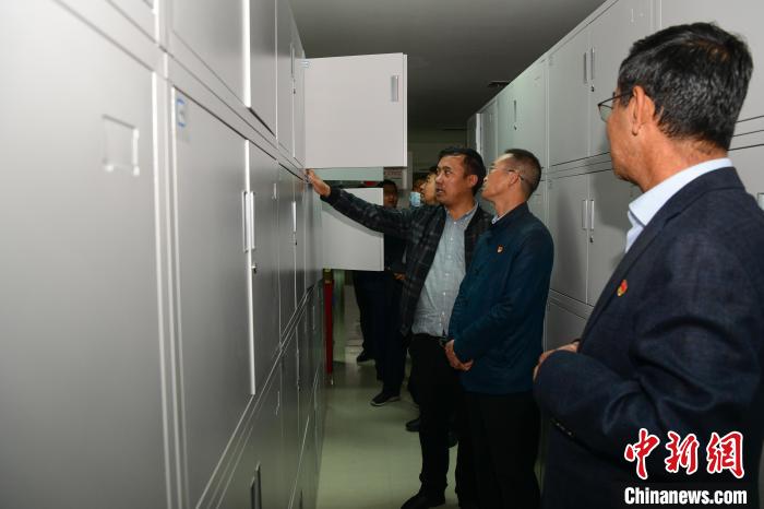 圖為參加西藏三大重點文物保護維修工程檔案移交進館儀式人員參觀拉薩市檔案館。　貢嘎來松 攝
