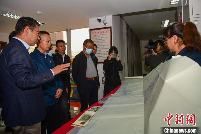 圖為參加西藏三大重點文物保護維修工程檔案移交進館儀式人員參觀布達拉宮手繪圖紙?！∝暩聛硭?攝