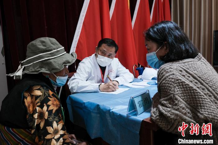北京大學(xué)第一醫(yī)院教授、主任醫(yī)師霍勇在義診現(xiàn)場(chǎng)接診?！〗w波 攝