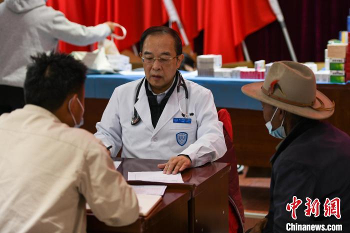 北京大學(xué)人民醫(yī)院心臟中心副主任、博士生導(dǎo)師王偉民為農(nóng)牧民問診?！〗w波 攝