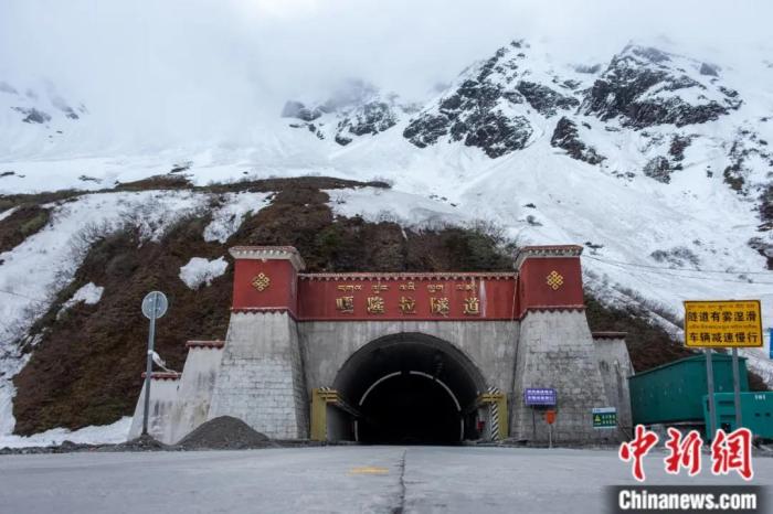 墨脫公路控制性工程——嘎隆拉隧道。上方為嘎隆拉雪山，曾是進入墨脫最大的“攔路虎”。