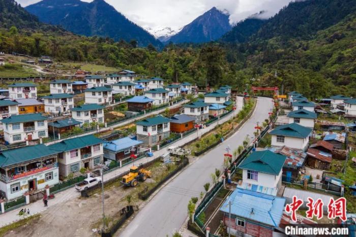 墨脫公路上的達木珞巴民族鄉(xiāng)貢日村，該村此前為舊墨脫公路著名的物資轉(zhuǎn)運點，被稱為“80K”。