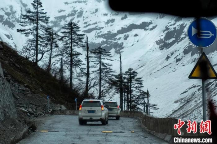 圖為墨脫公路沿線的雪景風(fēng)光。