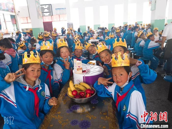 圖為加查縣安繞鎮(zhèn)小學(xué)學(xué)生集體過(guò)六一兒童節(jié)?！“怖@鎮(zhèn)小學(xué)供圖