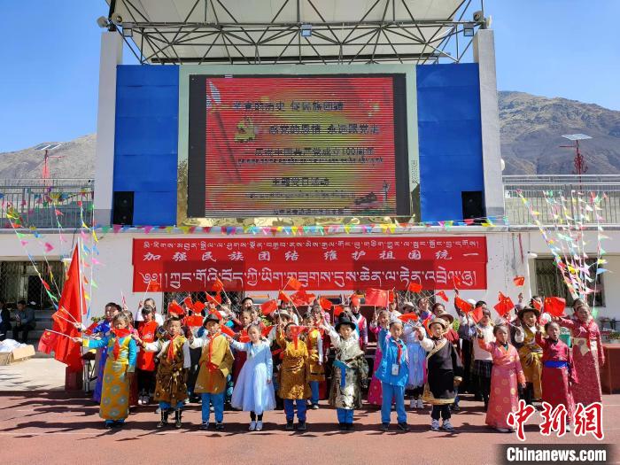 圖為加查縣安繞鎮(zhèn)小學(xué)各民族代表學(xué)生齊唱紅歌?！“怖@鎮(zhèn)小學(xué)供圖