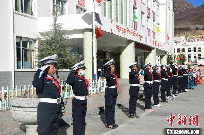圖為加查縣安繞鎮(zhèn)小學(xué)學(xué)生爭(zhēng)當(dāng)“小交警”體驗(yàn)交警工作?！∝暩聛?lái)松 攝