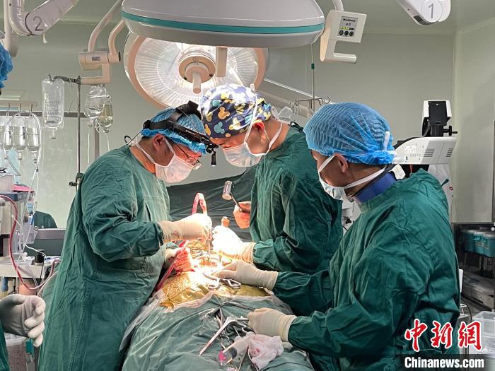 圖為在北京援藏醫(yī)療隊專家指導(dǎo)下，多項新技術(shù)使用到脊柱疾病的手術(shù)中。(資料圖) 拉薩市人民醫(yī)院脊柱外科供圖