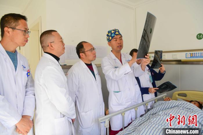 圖為醫(yī)療援藏專家何蔚(站右二)與馮敬云(左二)、廖濤(左三)等人討論患者病情。(資料圖) 貢嘎來松 攝