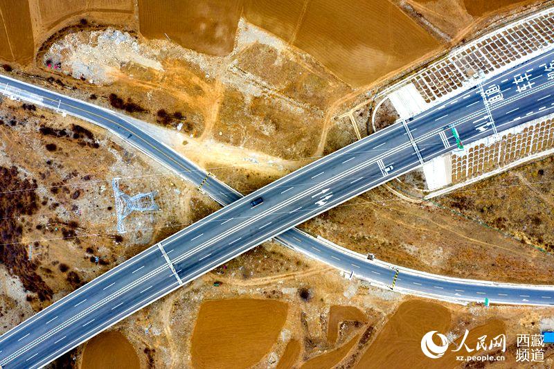 拉林高等級(jí)公路。徐馭堯攝