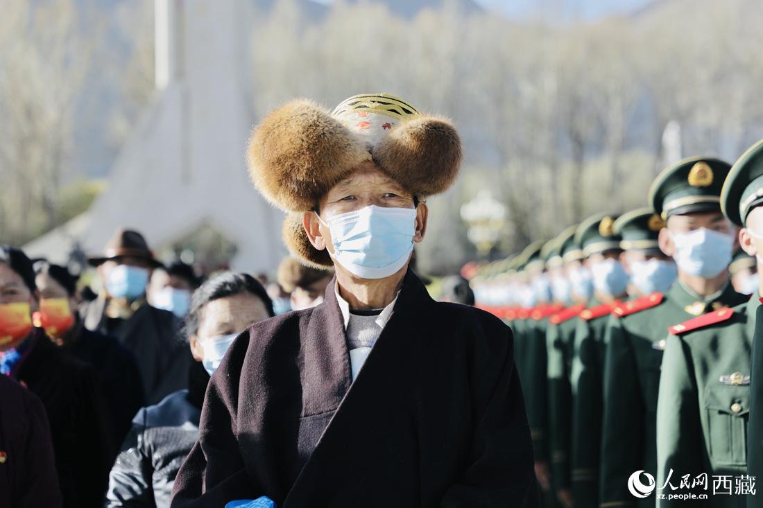 群眾代表們參加升旗儀式現(xiàn)場。人民網(wǎng) 次仁羅布 攝