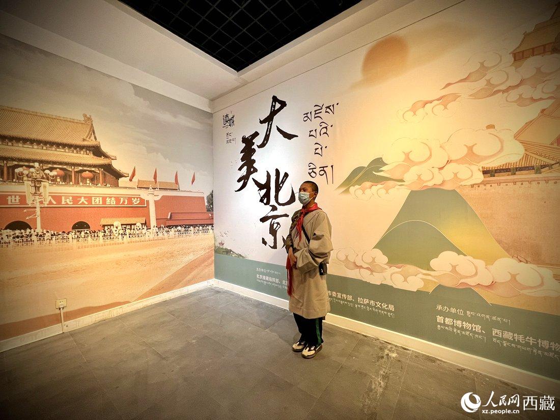 拉薩市北京實驗中學(xué)的學(xué)生講解員進(jìn)行講解。人民網(wǎng) 次仁羅布攝