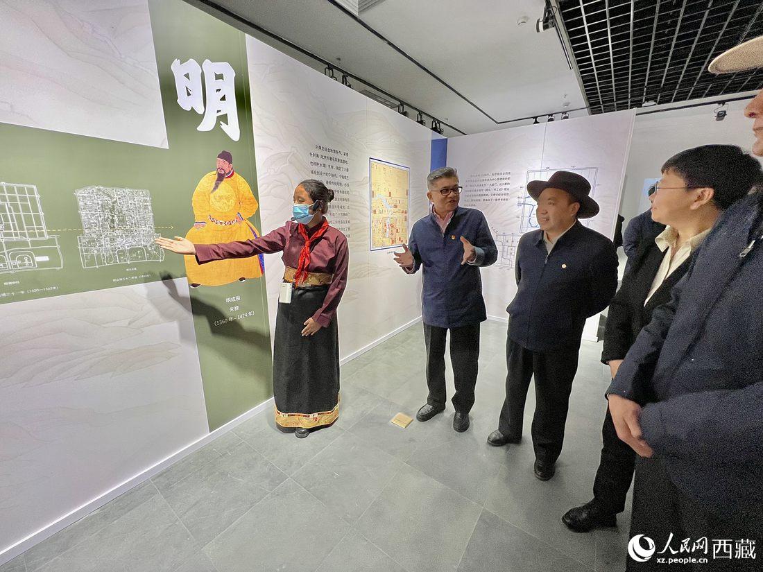 拉薩市北京實驗中學(xué)的學(xué)生講解員進(jìn)行講解。人民網(wǎng) 次仁羅布攝