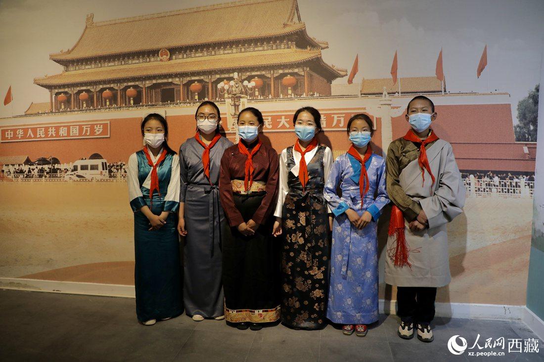 拉薩市北京實驗中學(xué)的小講解員們。人民網(wǎng) 次仁羅布攝