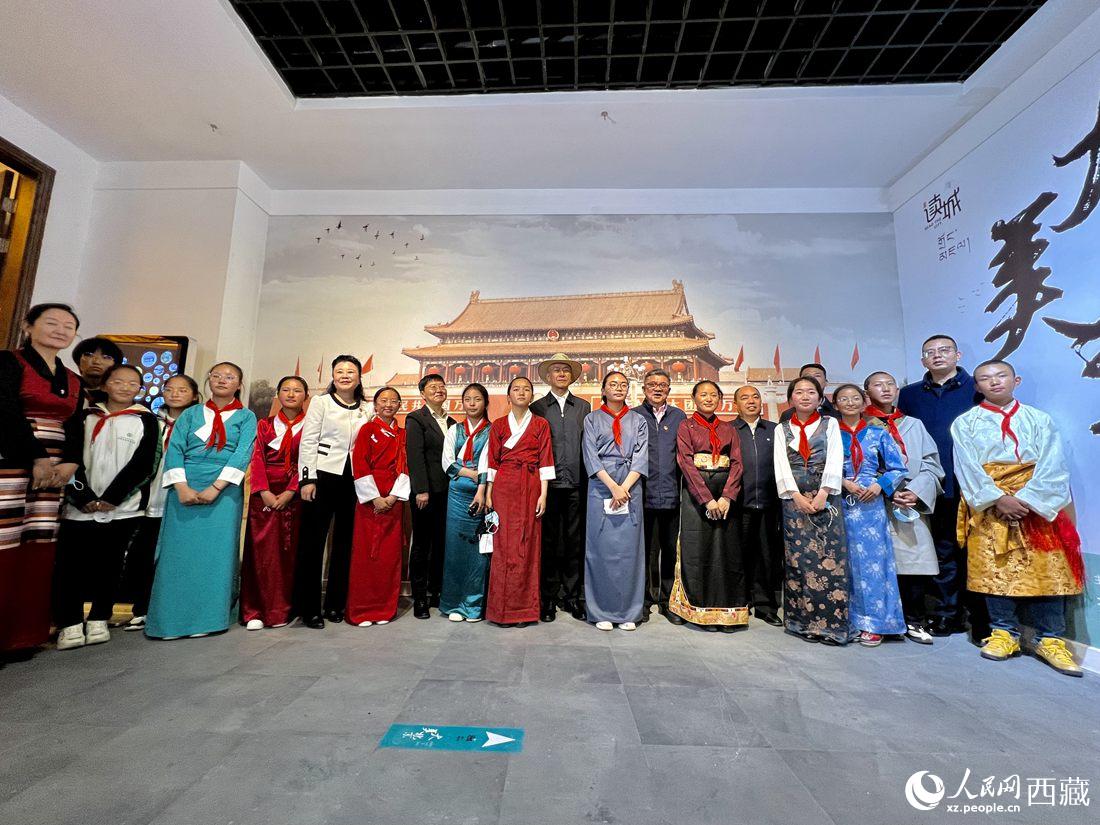 合影留念。人民網(wǎng) 次仁羅布攝