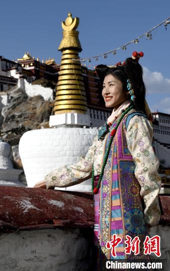 西藏自治區(qū)級(jí)非遺項(xiàng)目——拉薩服飾，圖為舊時(shí)拉薩貴族婦女的裝扮。