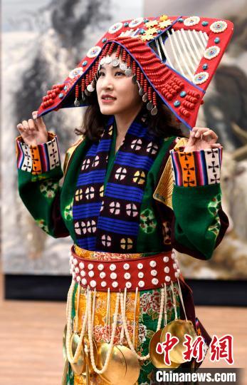 圖為國(guó)家級(jí)非遺項(xiàng)目——西藏那曲申扎縣的巴扎服飾?！±盍?攝