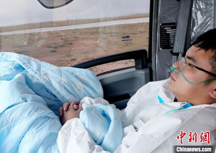 從咸陽(yáng)開始到拉薩，閆光宇和朋友吃住均不離車?！∴嵟?攝