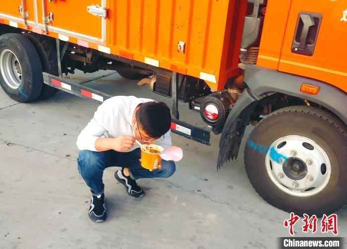 由于沿路疫情原因，閆光宇和朋友只能在服務(wù)區(qū)簡(jiǎn)餐?！∴嵟?攝