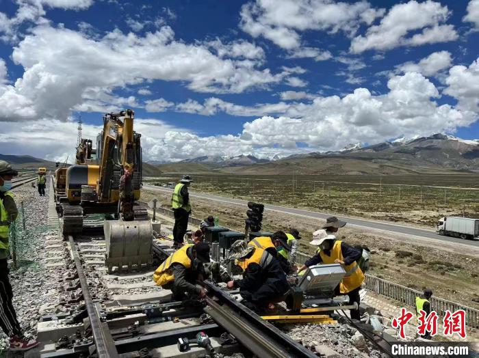 圖為青藏鐵路基礎設施“升級換代”施工現(xiàn)場。　現(xiàn)場作業(yè)人員供圖