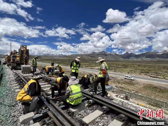 圖為青藏鐵路基礎設施“升級換代”施工現(xiàn)場?！‖F(xiàn)場作業(yè)人員供圖