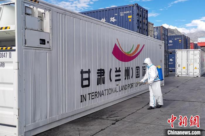 9月9日，甘肅省援助拉薩700噸生活物資“乘冷鏈專列”抵達(dá)拉薩?！F青藏集團(tuán)有限公司拉薩車務(wù)段 供圖
