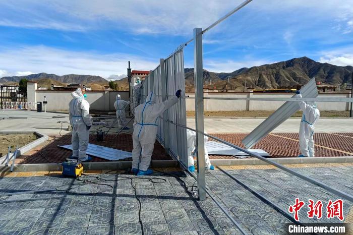 西藏金塔建設(shè)集團(tuán)有限公司職工支援日喀則方艙建設(shè)?！∈茉L(fǎng)者供圖