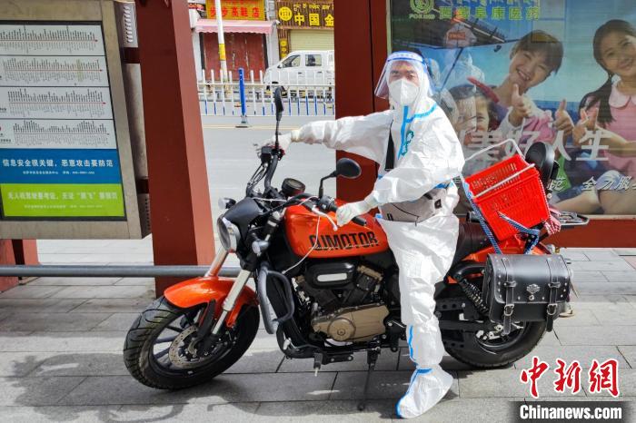 圖為西藏阜康醫(yī)療工作人員騎摩托為居家防疫市民送藥?！∈茉L(fǎng)者供圖