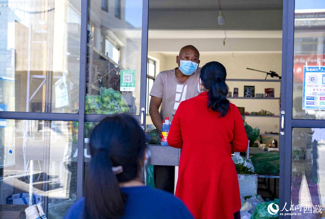 市民們有序排隊購買早餐。人民網 次仁羅布攝
