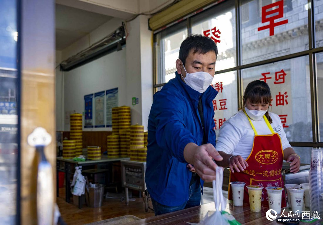 市民購買早餐。人民網 次仁羅布攝