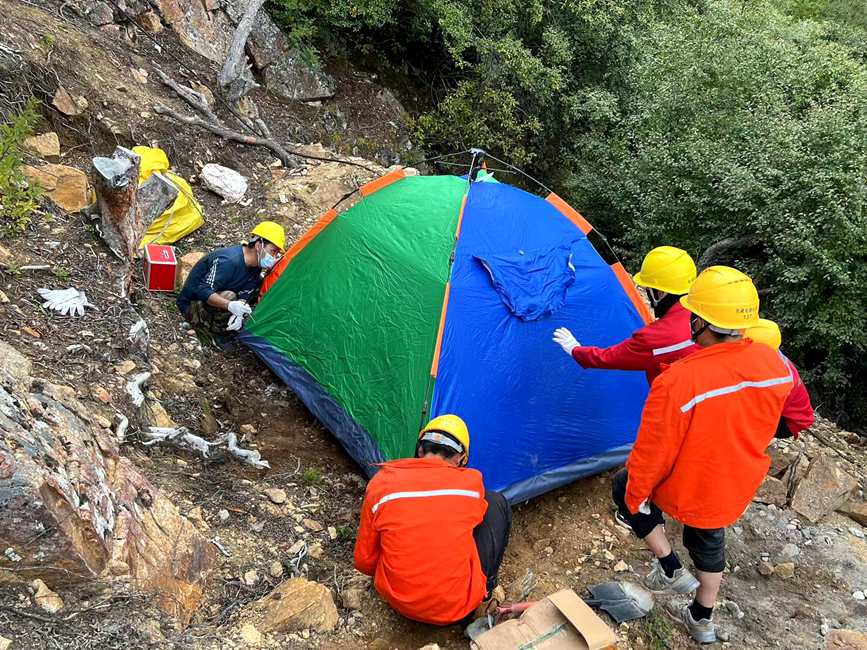 9月15日，電力施工人員正在施工點(diǎn)附近搭建暫居帳篷。白瑪多吉攝