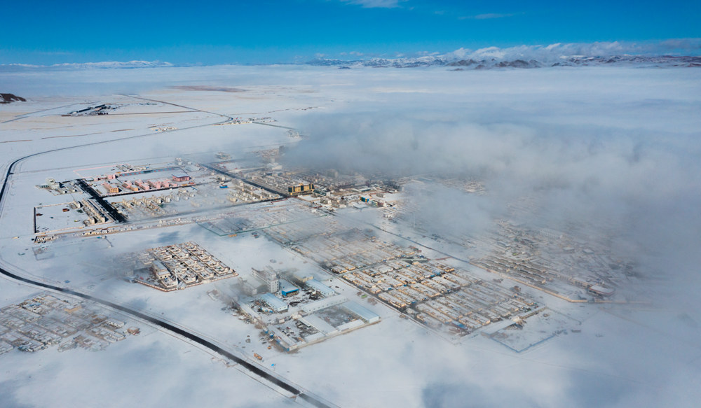 西藏阿里地區(qū)改則縣迎來(lái)初雪，銀裝素裹，美如畫(huà)卷。