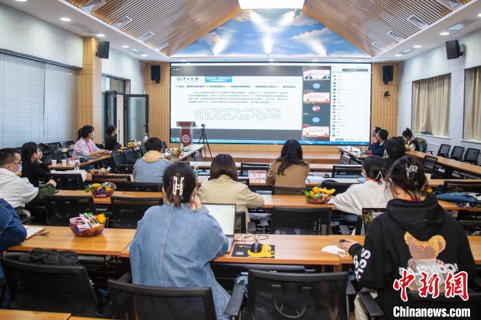 圖為論壇會(huì)議現(xiàn)場(chǎng)?！⊥瑬|放 攝