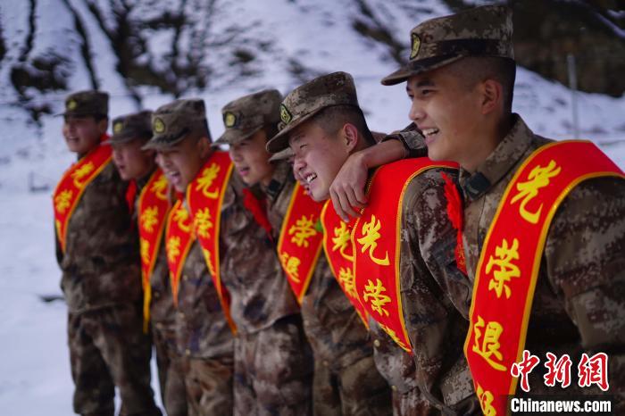 退伍老兵合照留念?！∥鞑厣侥宪姺謪^(qū)某團供圖