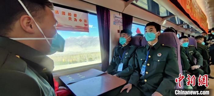退伍老兵乘坐在退伍專列。　西藏山南軍分區(qū)某團供圖