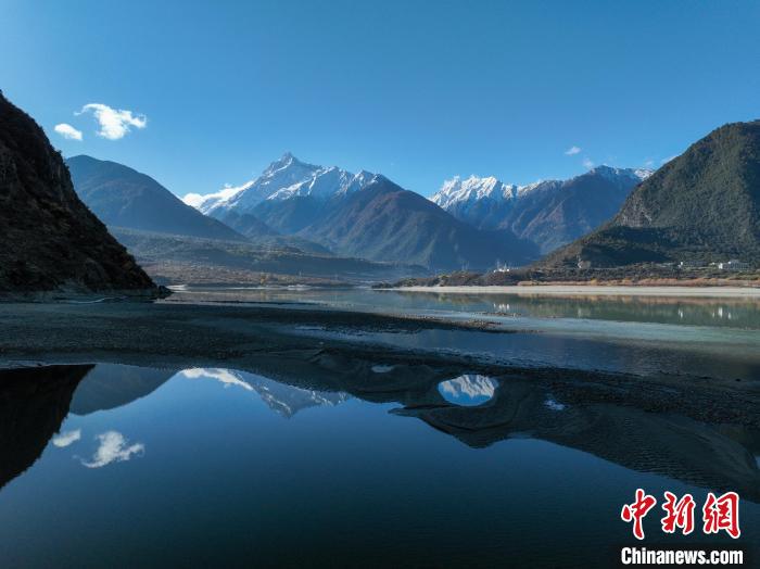 西藏林芝雅魯藏布江和遠處的雪山?！《拘?攝