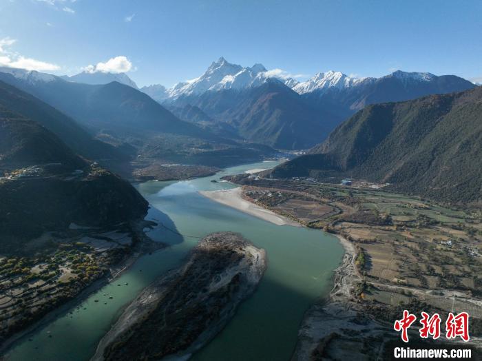 西藏林芝雅魯藏布大峽谷的雪山風光?！《拘?攝