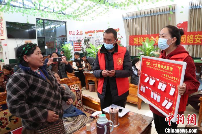 圖為瓊結(jié)縣村民參與問(wèn)答?！愔闈扇?攝