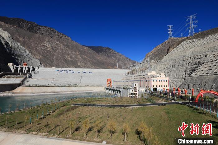 圖為金沙江上游蘇洼龍水電站?！⊥趵?攝