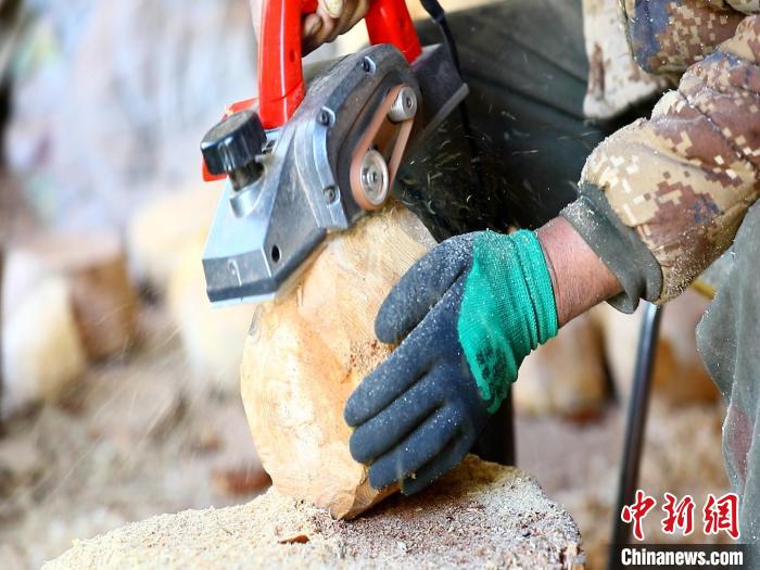 圖為手工藝人正在制作木碗?！〉录?　攝